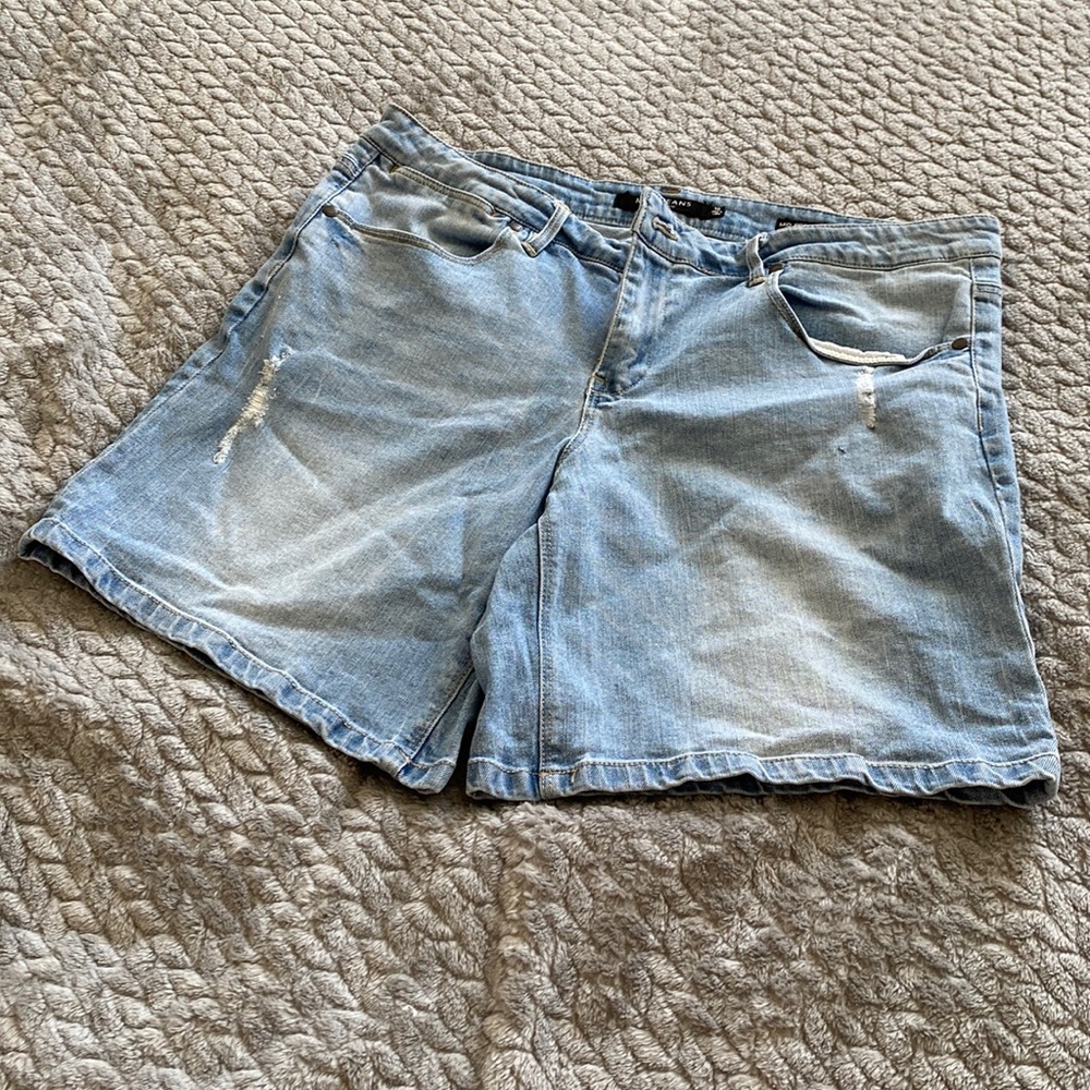 Mid rise shorts. Size 10. Gently worn. Great condition.